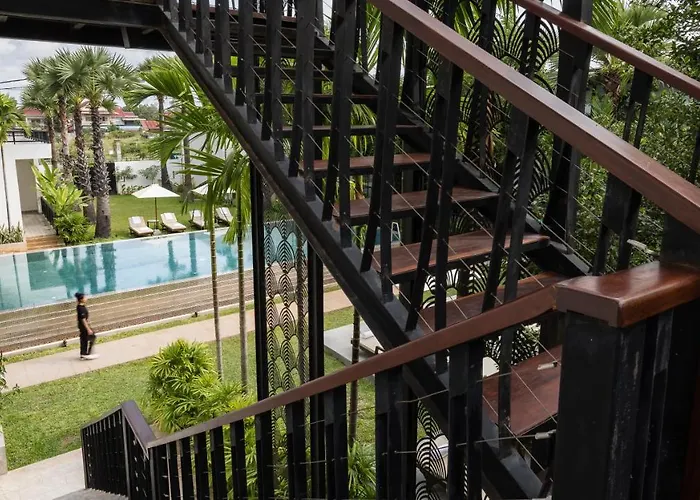 Shintana Saya La Maison Hotel