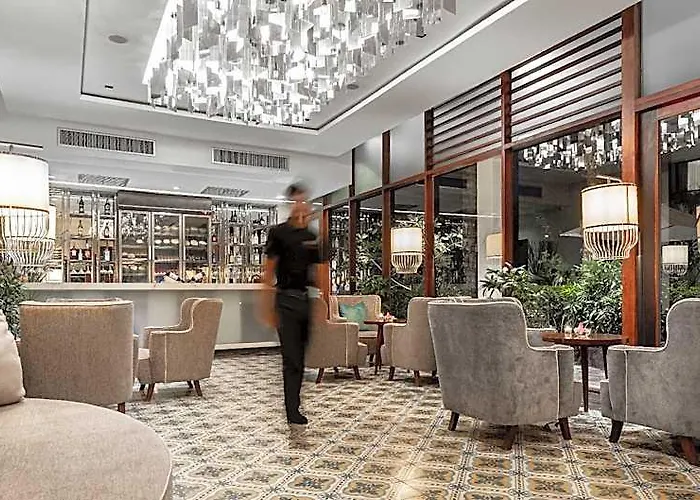 Shintana Saya La Maison Hotel